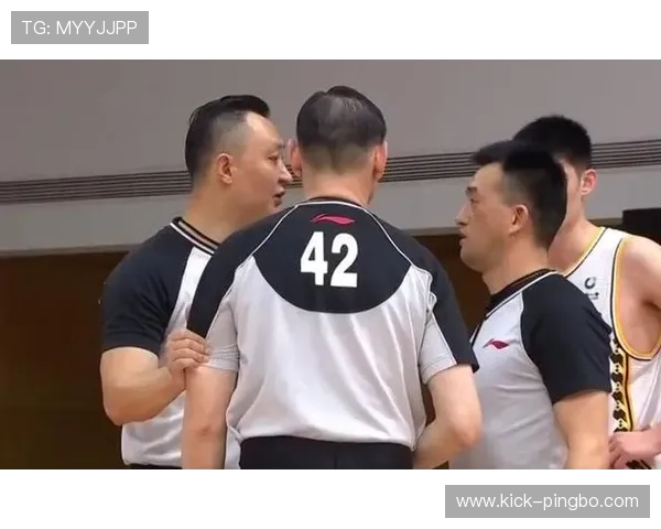 脚踢球违例是什么？篮球规则中如何判定故意用脚触球